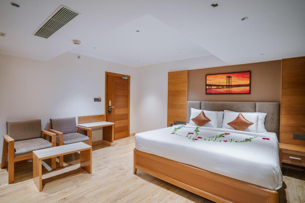 Townbridge Hotels & Suites Kochi Esterno foto