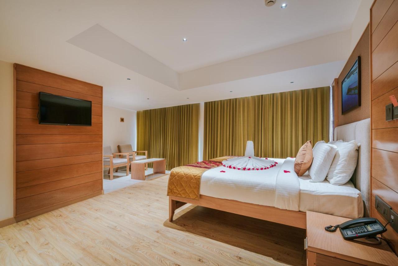 Townbridge Hotels & Suites Kochi Esterno foto