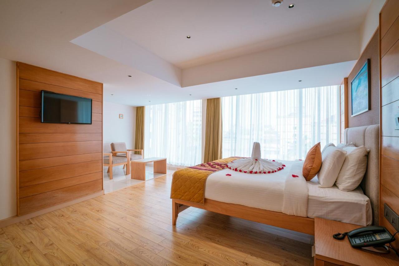 Townbridge Hotels & Suites Kochi Esterno foto