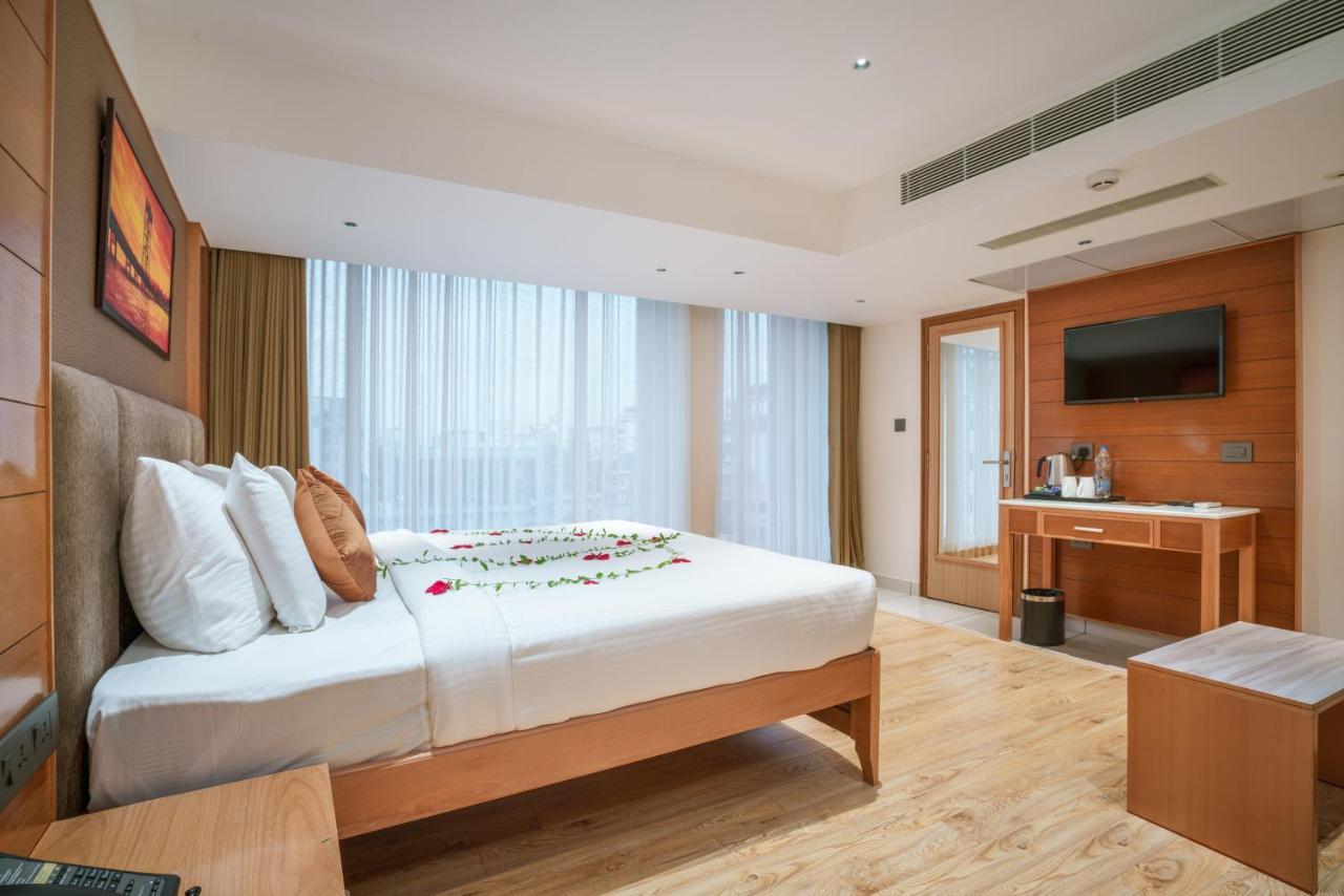 Townbridge Hotels & Suites Kochi Esterno foto