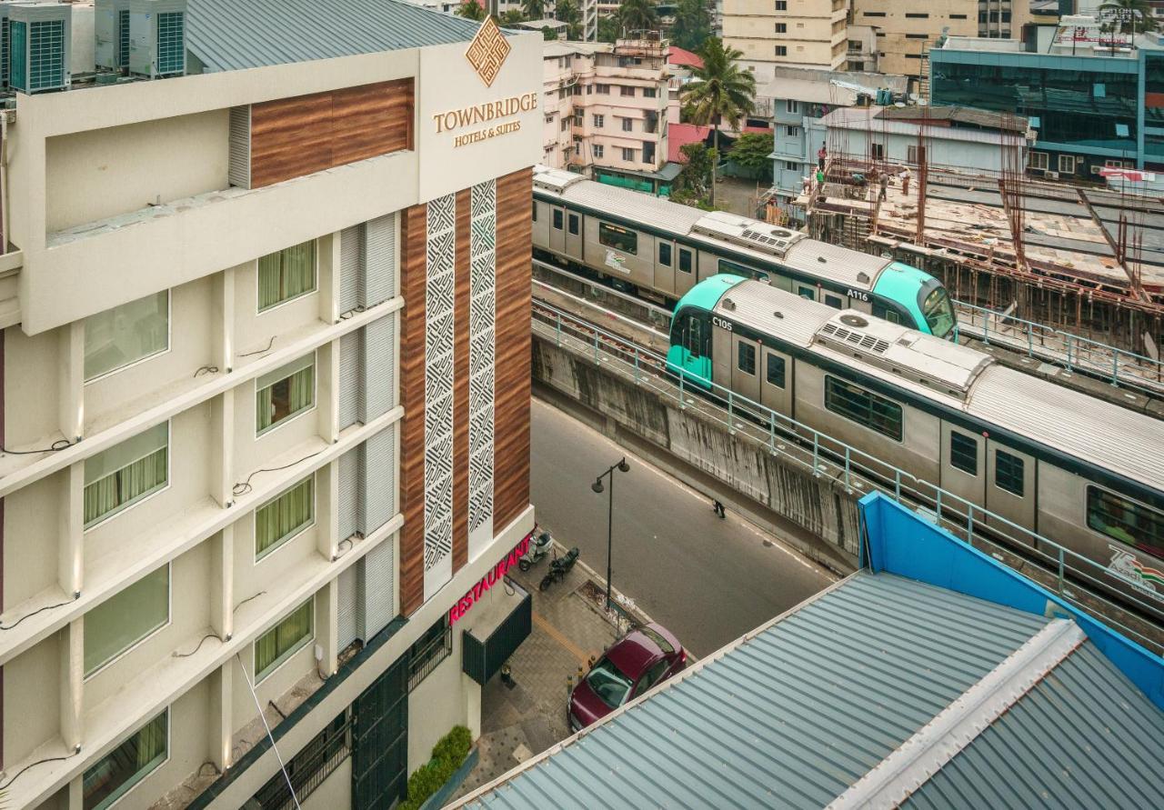 Townbridge Hotels & Suites Kochi Esterno foto